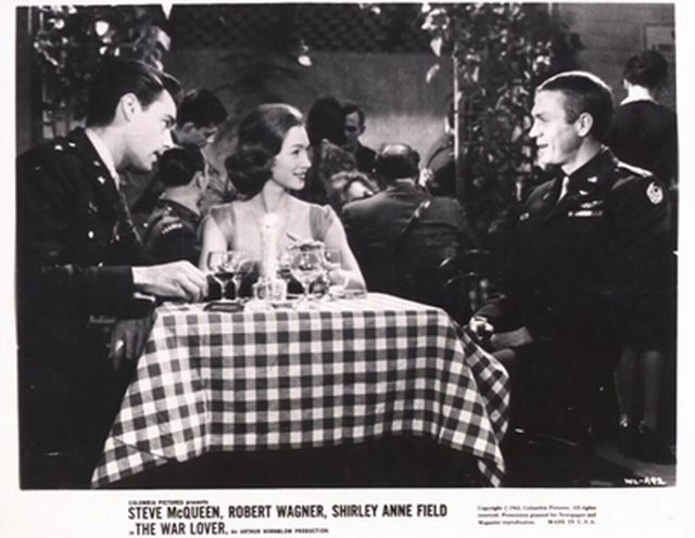 Robert Wagner (as Bo), Shirley Anne Field (as Daphne) and Steve McQueen (as Buzz Rickson) in a cafe.